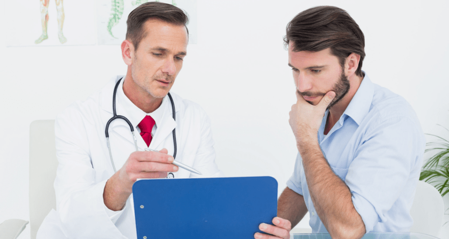 Le médecin prescrit des médicaments contre la prostatite.